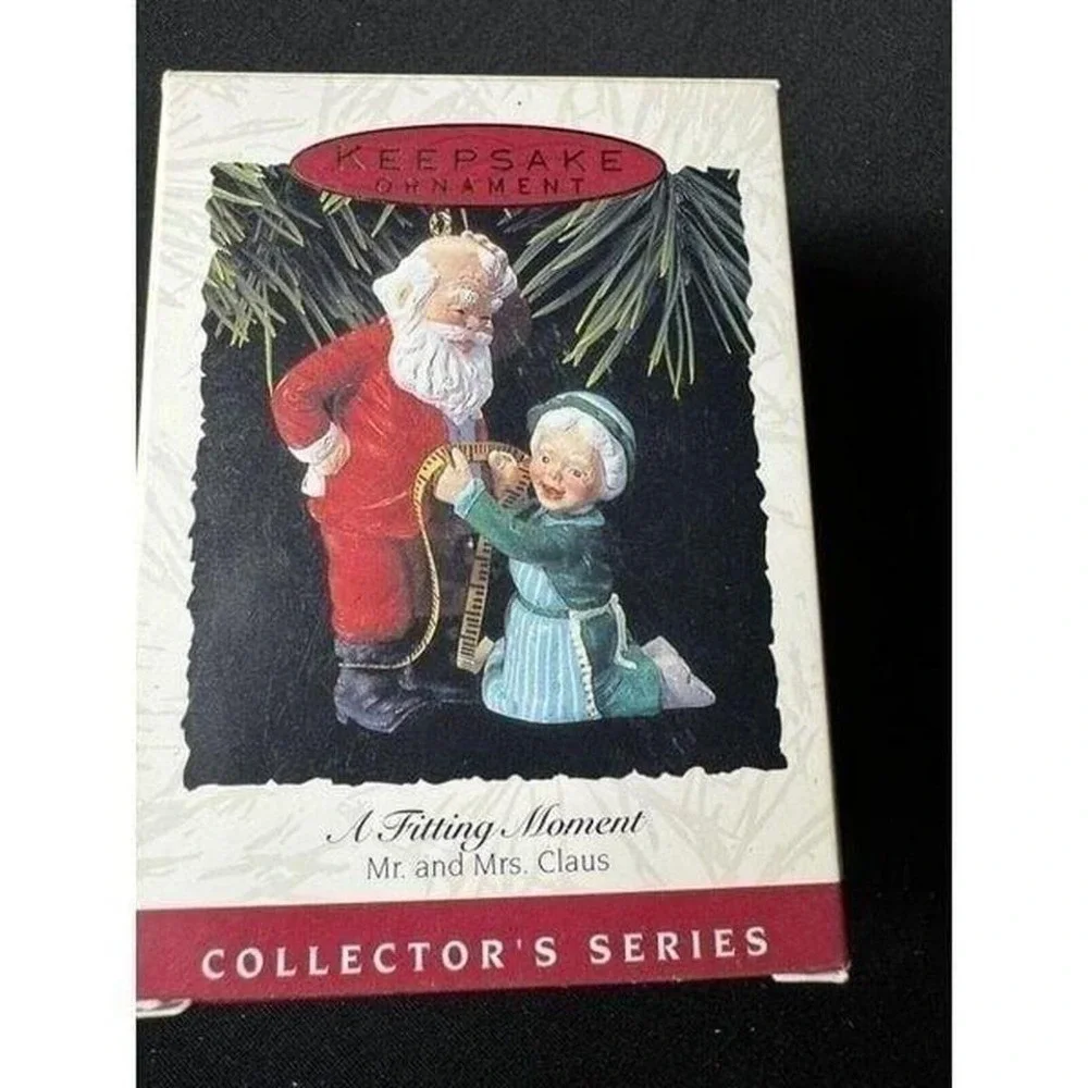 Hallmark Keepsake 1993 Mr&Mrs Claus A Fitting Moment